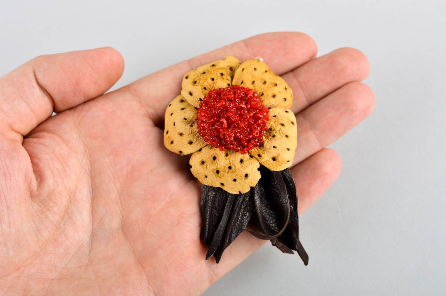 Broche en cuir naturel Accessoire fait main fleur jaune-rouge Cadeau pour femme photo 5