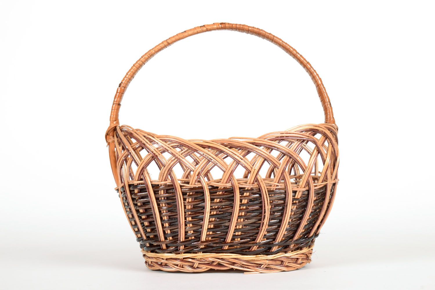 Woven basket with handle  photo 2
