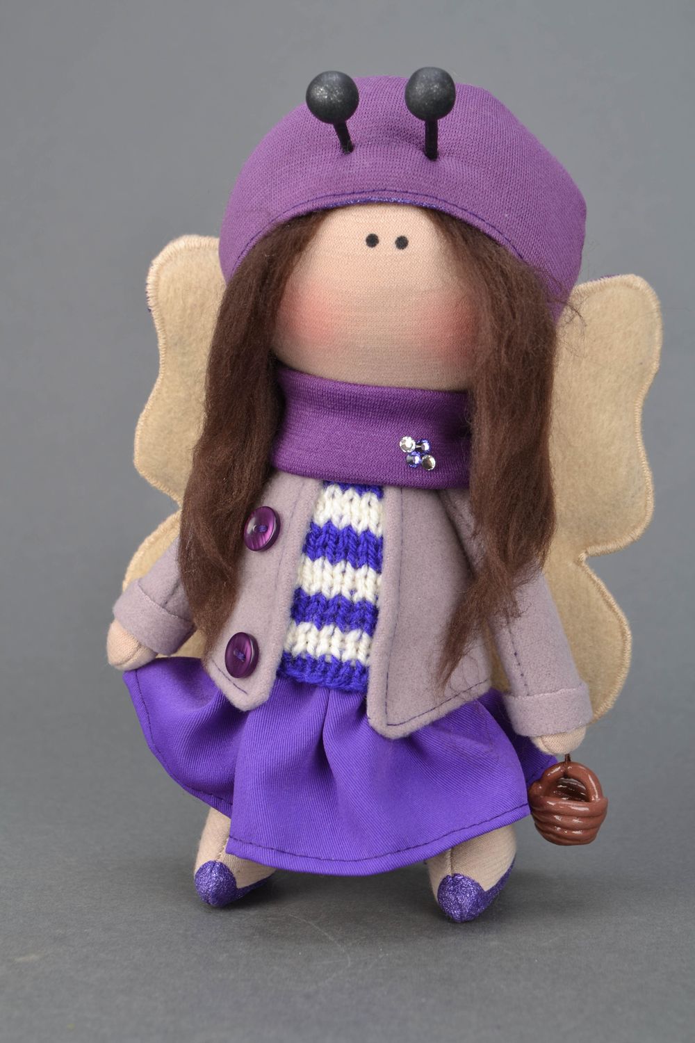 Künstler Puppe aus Stoff in lila Kleidung foto 3