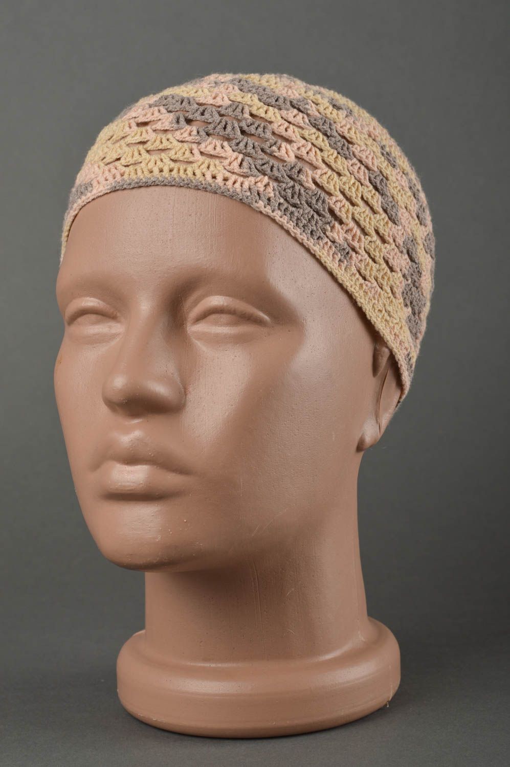 Moderne Mütze handmade Winter Mütze stilvolles Accessoire für Mädchen Handarb ei foto 1