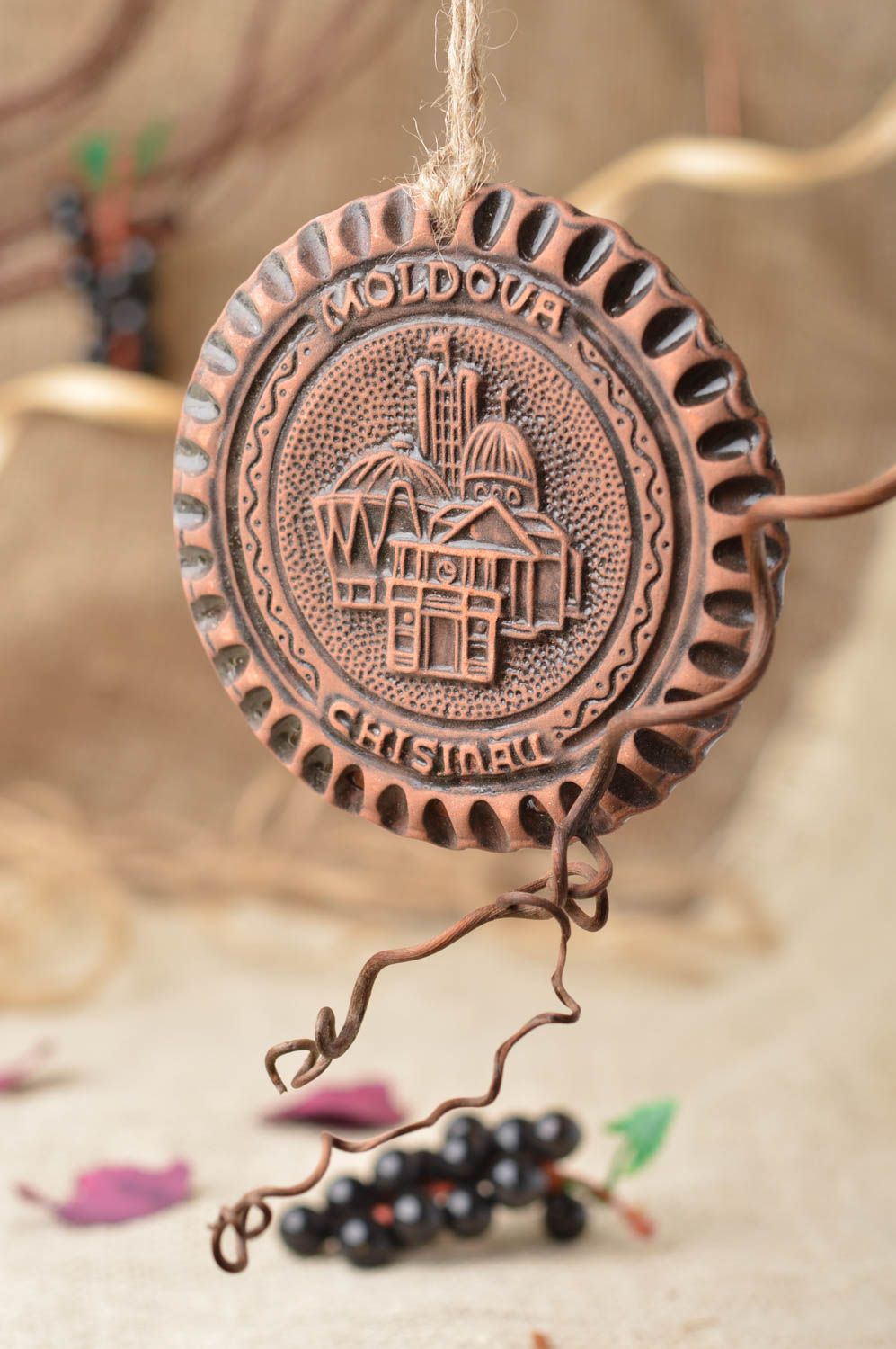 Décoration à suspendre en céramique faite main médaille d'une ville originale photo 1