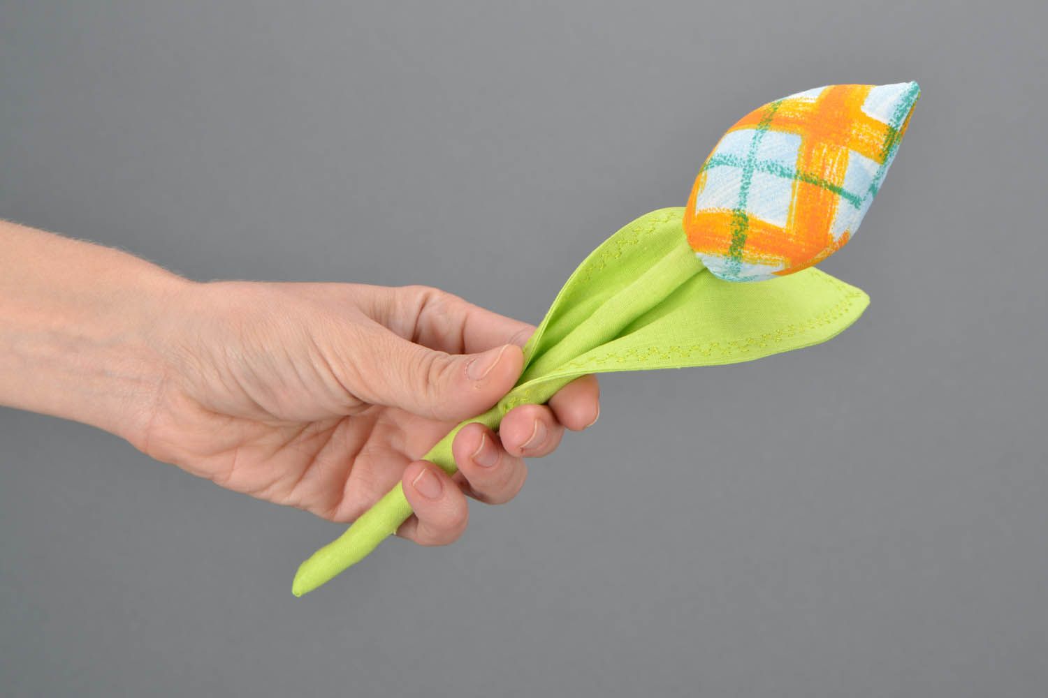 Tulipa decorativo feito de tecido foto 2