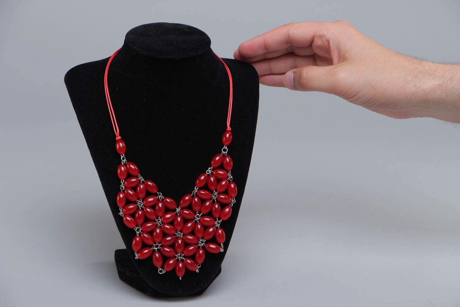 Collier de perles en plastique rouge sur cordelette faite main pour femme photo 5