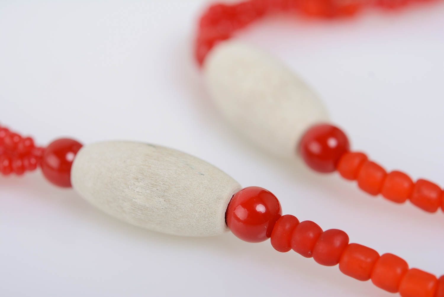 Collier en laine feutrée et perles de rocailles gris et rouge fait main photo 3