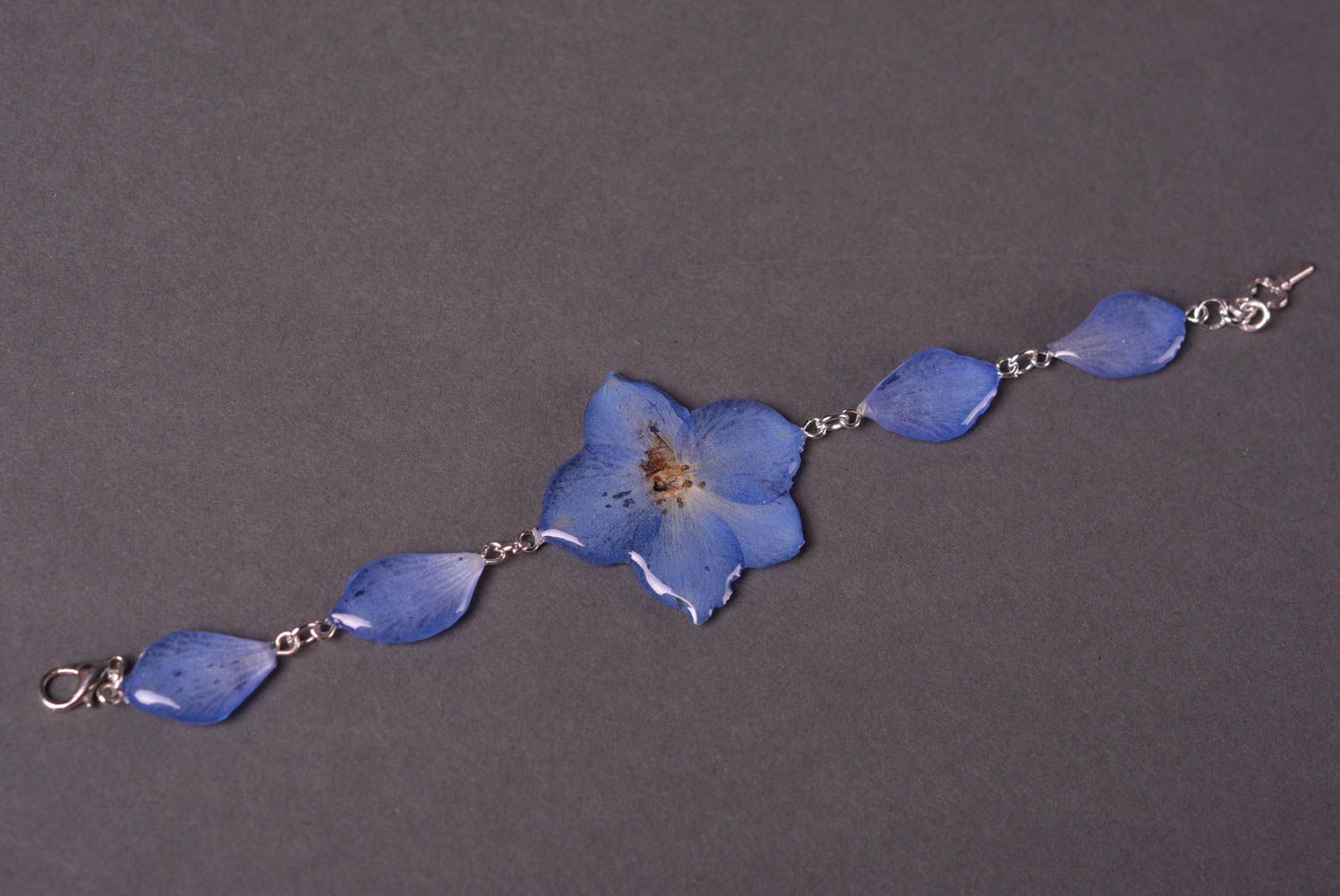 Bracelet fleurs Bijou fait main résine époxyde Accessoire pour femme bleu ciel photo 3