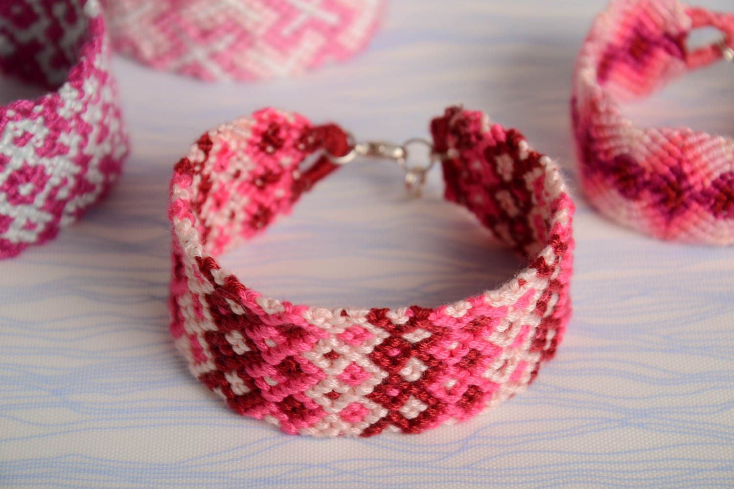 Плетеный браслет из ниток мулине ручной работы широкий красивый бордово-розовый фото 1