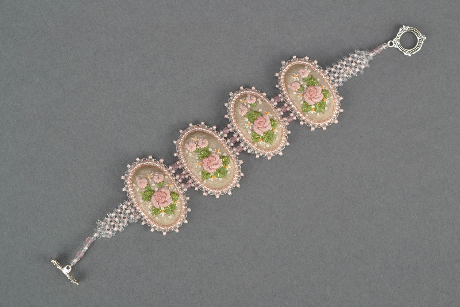 Handmade embroidered bracelet White Roses photo 4