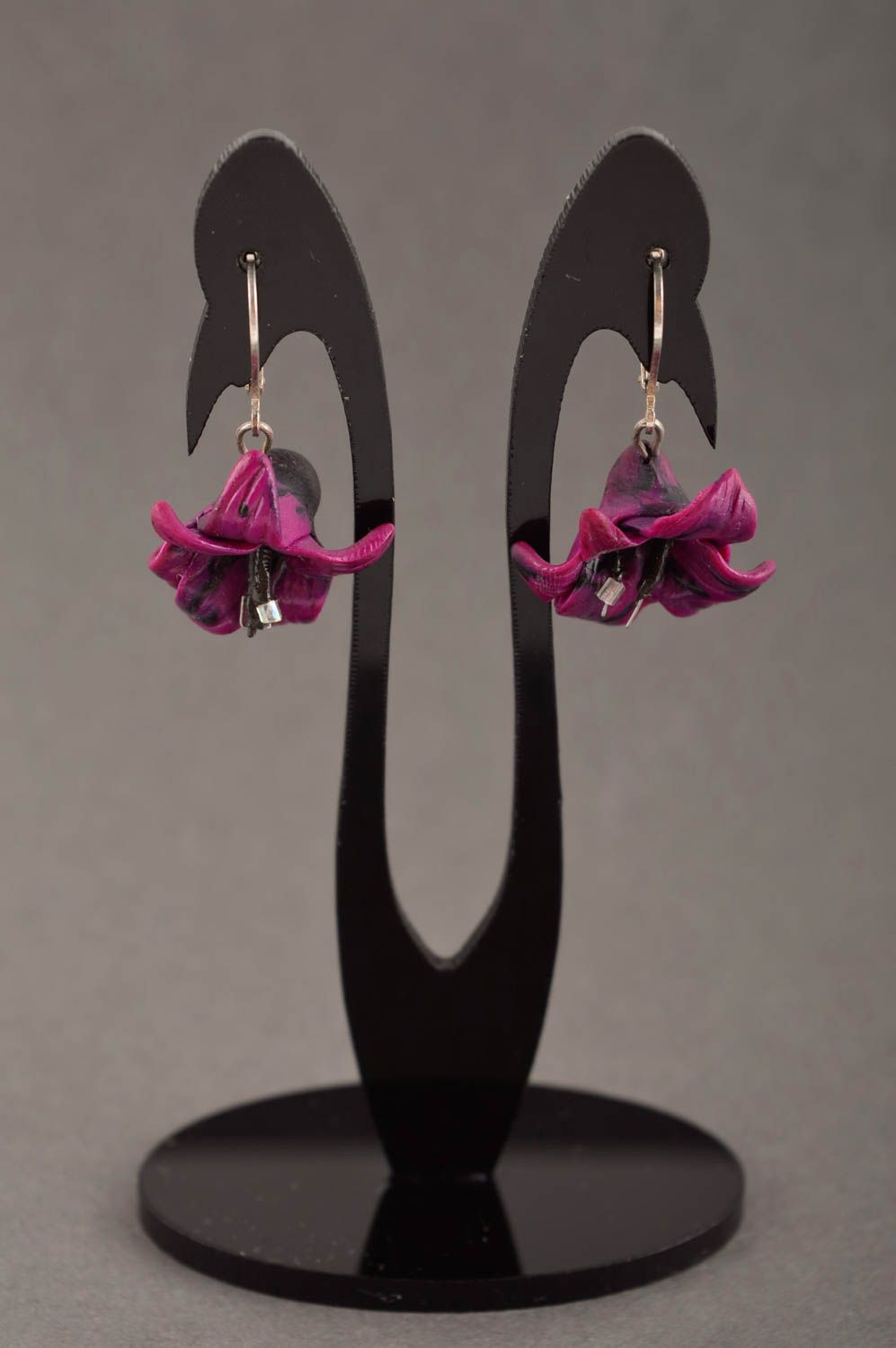Handmade violette Blumen Ohrringe Designer Schmuck Accessoire für Frauen Lilien foto 5