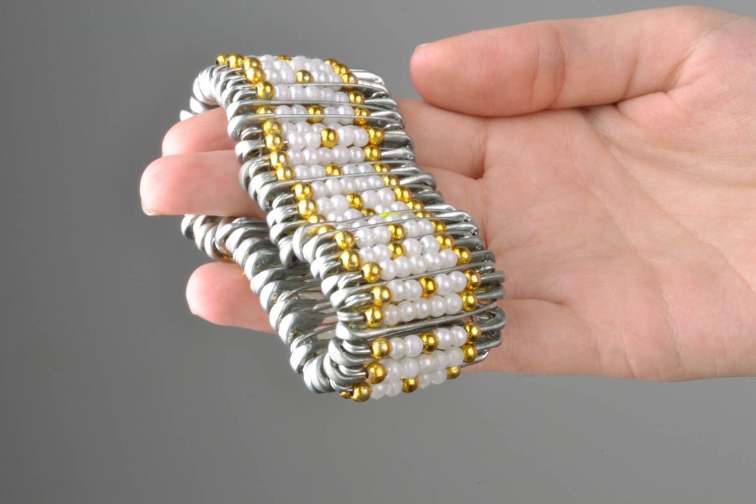 Bracelet d'épingles de sûreté et perles de rocailles  photo 5