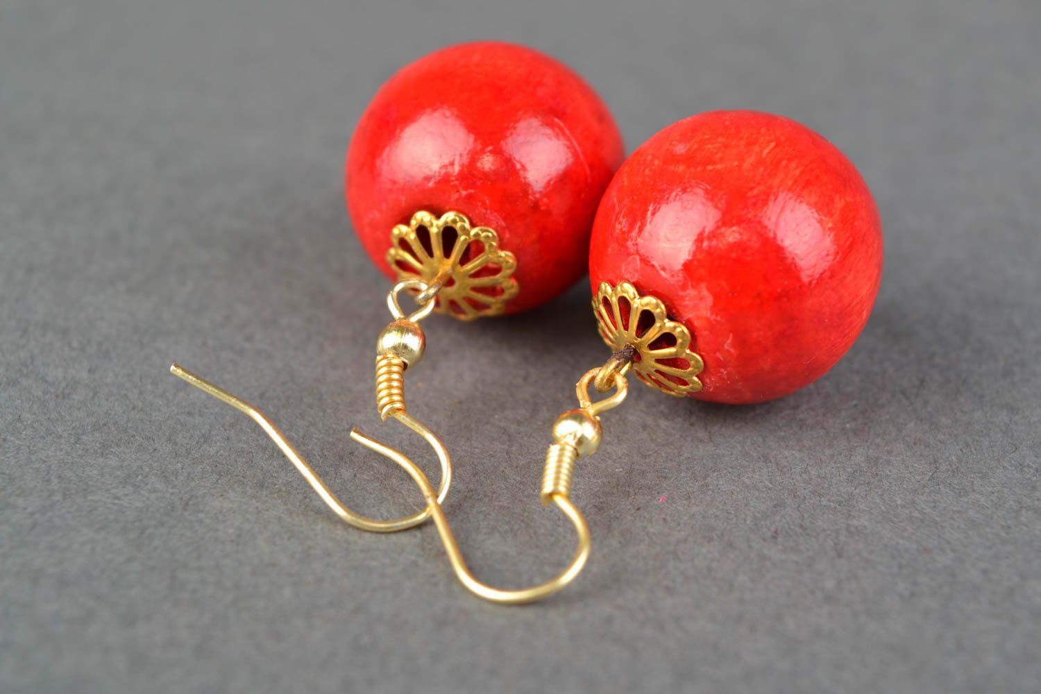 Boucles d'oreilles pendantes en bois de hêtre faite main rouges style ethnique photo 3