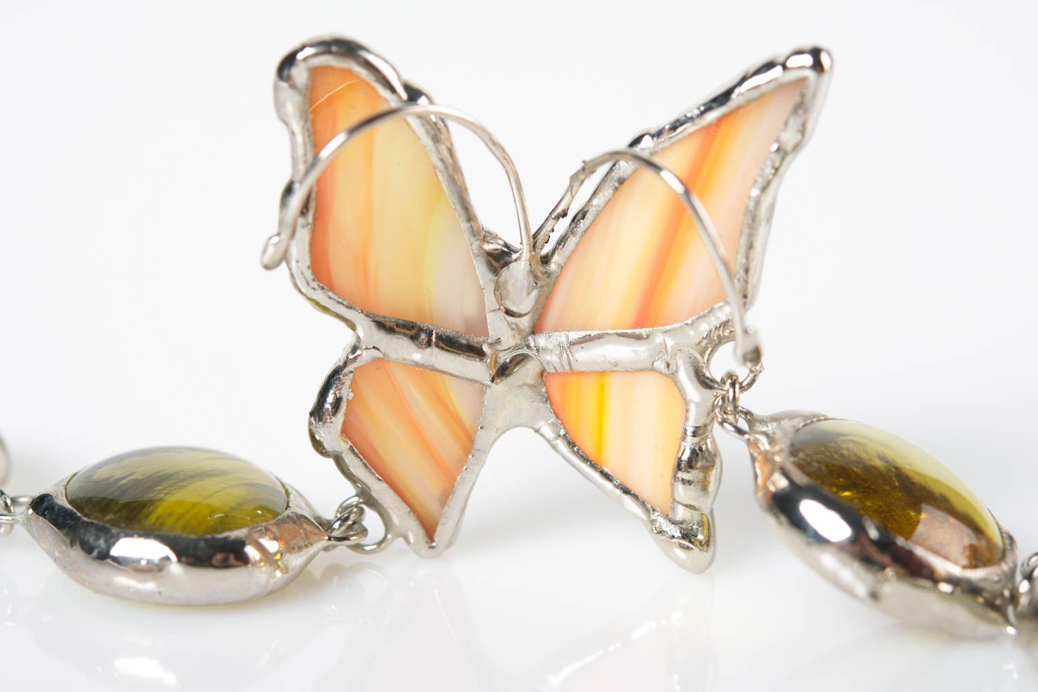 Браслет из стекла и металла ручной работы оливковый с бабочкой авторский фото 2