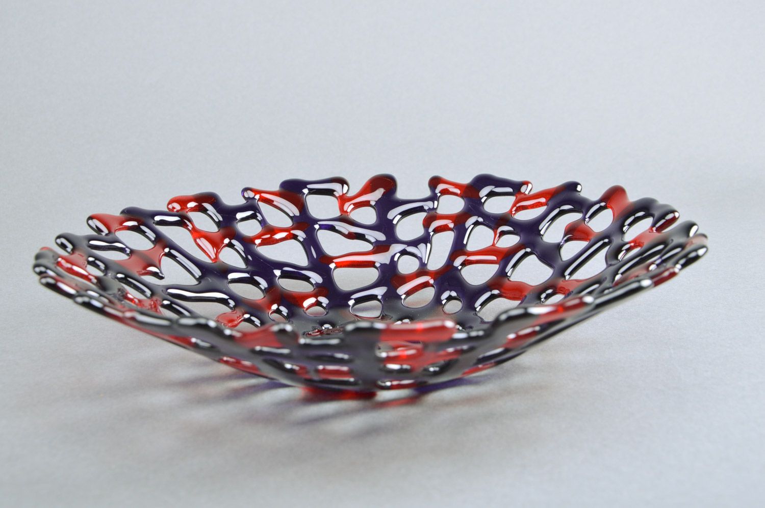 Стеклянная тарелка в технике фьюзинг ручной работы красная с синим для фруктов фото 5