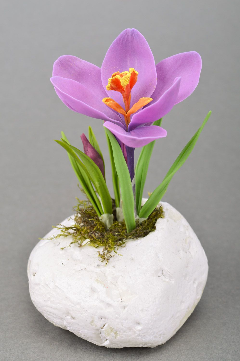 Синереневый цветок крокус из полимерной глины ручной работы для декора интерьера фото 2