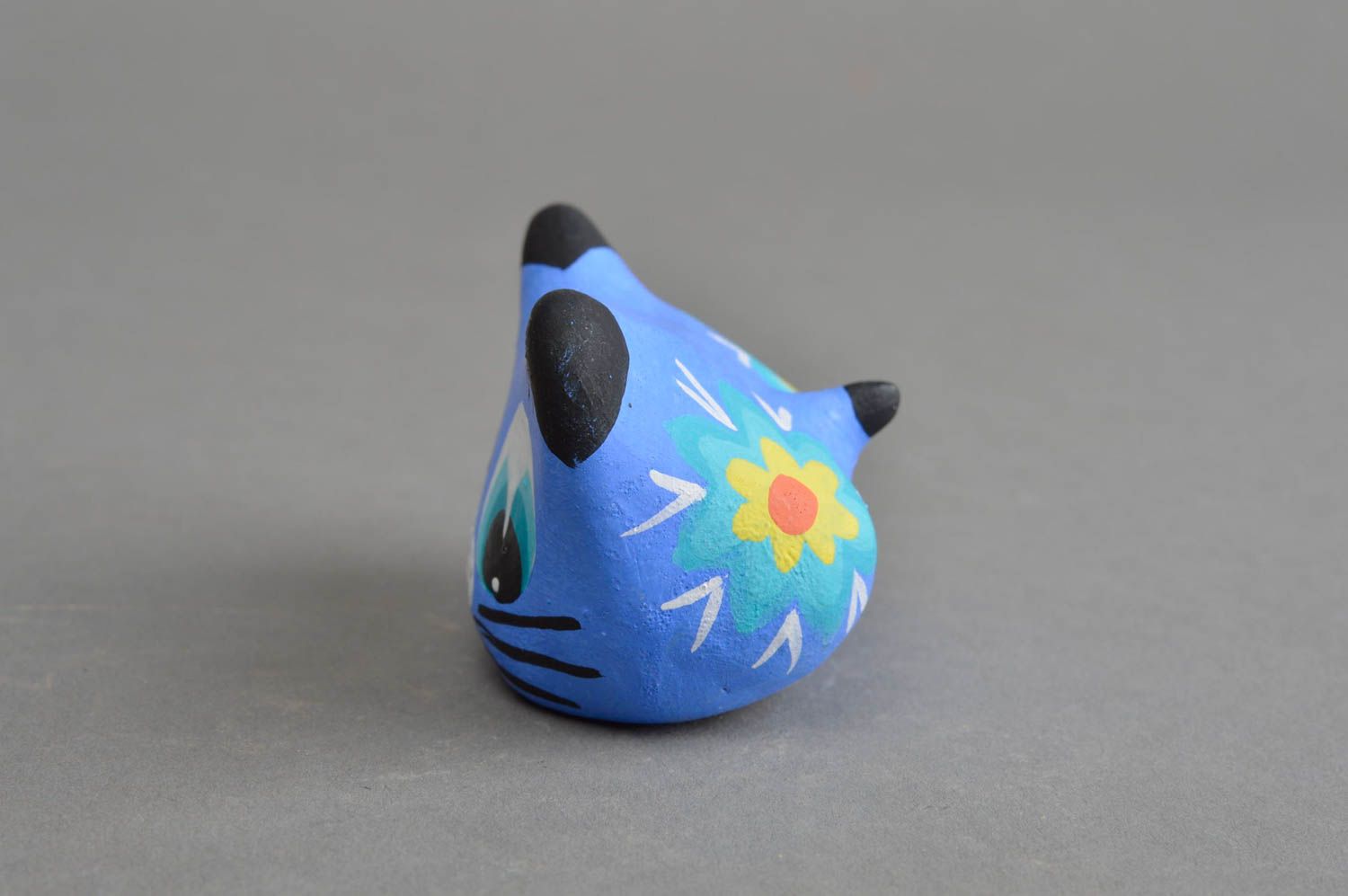 Синий керамический сувенир ручной работы из красной глины кот в цветочках фото 4