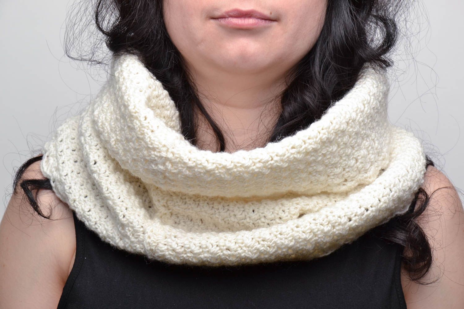 Теплый зимний шарф хомут вязаный крючком фото 5