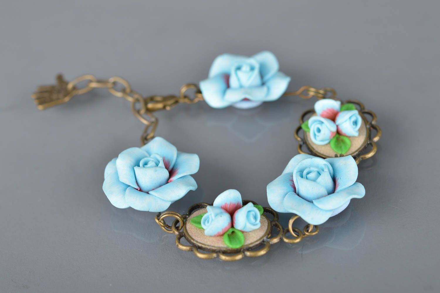 Schönes blaues elegantes feines handgemachtes Armband aus Polymerton mit Blumen foto 1