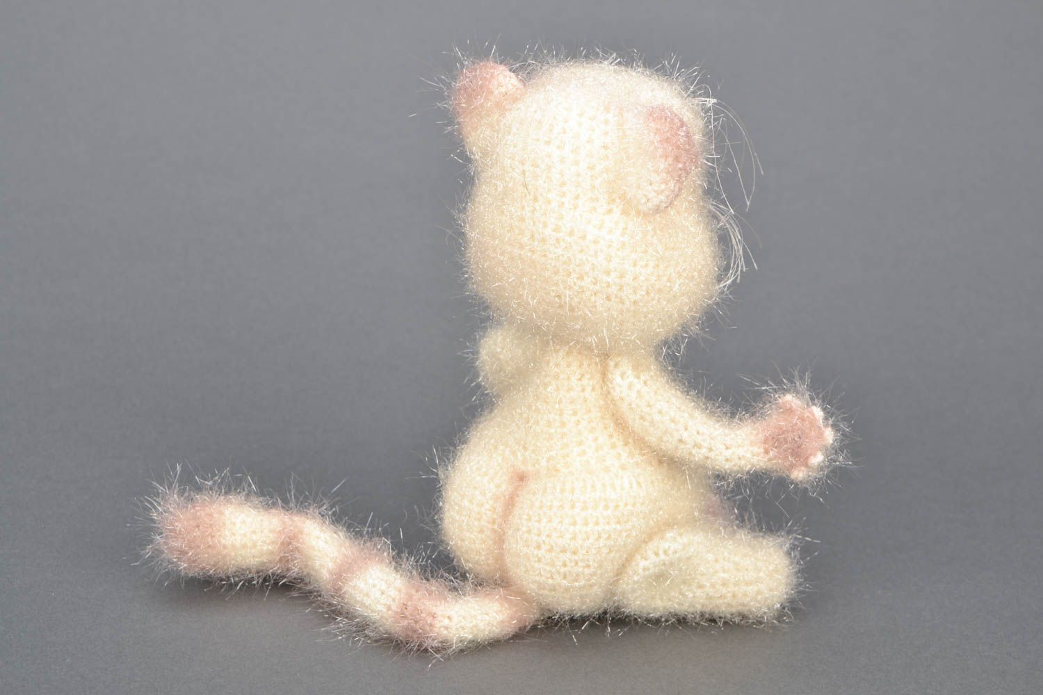 Мягкая вязаная игрушка ручной работы Белая кошечка фото 3