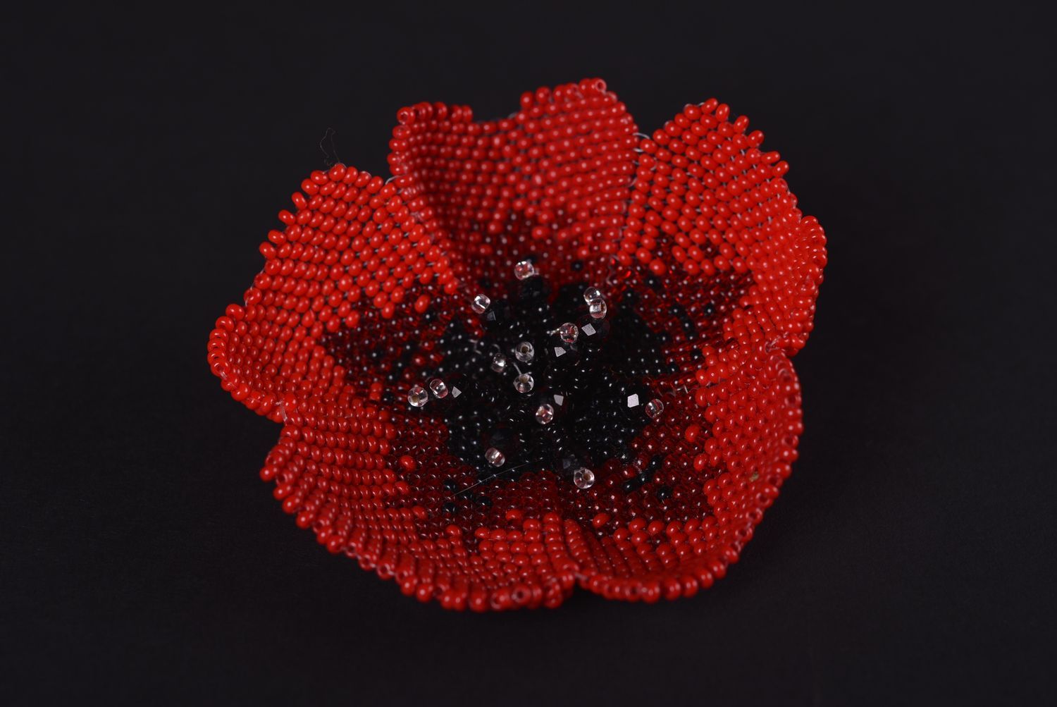Broche fleur Bijou fait main pavot rouge Accessoire femme en perles de rocaille photo 1