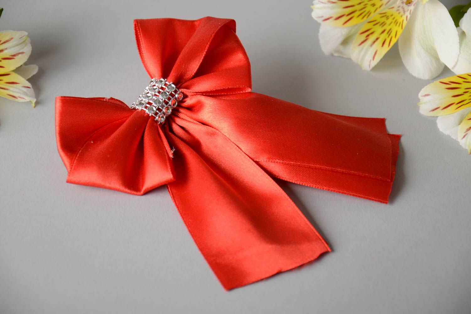 Rote Schleife aus Atlasband handmade künstlerisches Hochzeit Accessoire  foto 1