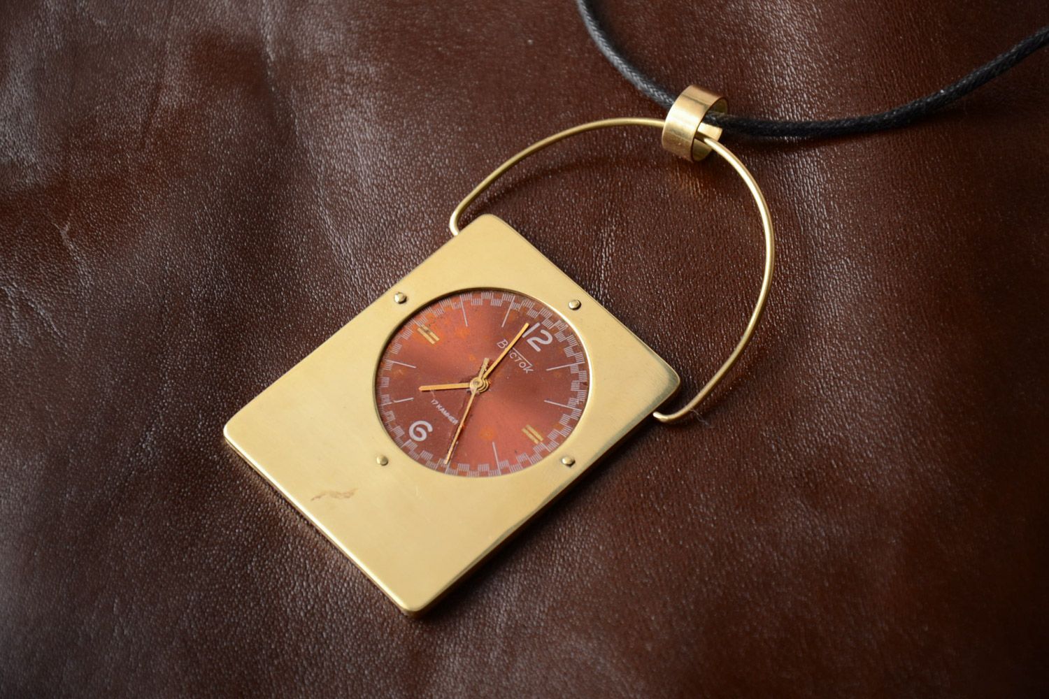 Colgante de metal de latón con reloj rectangular artesanal de moda  foto 1