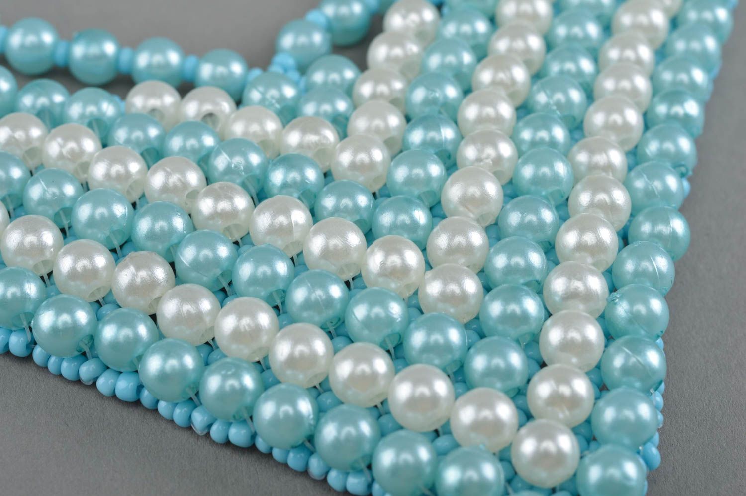 Collier en perles fantaisie blanches et bleu clair fait main forme de triangle photo 3