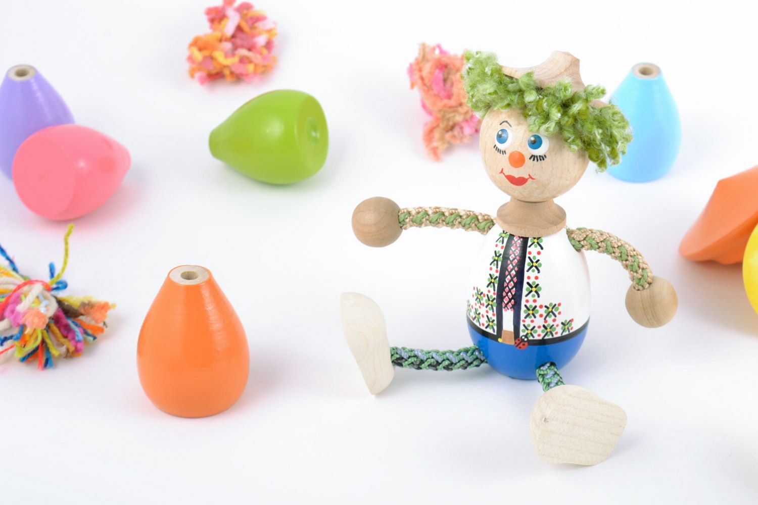 Bemaltes originelles Spielzeug aus Holz Clown mit grünen Haaren Handarbeit foto 1