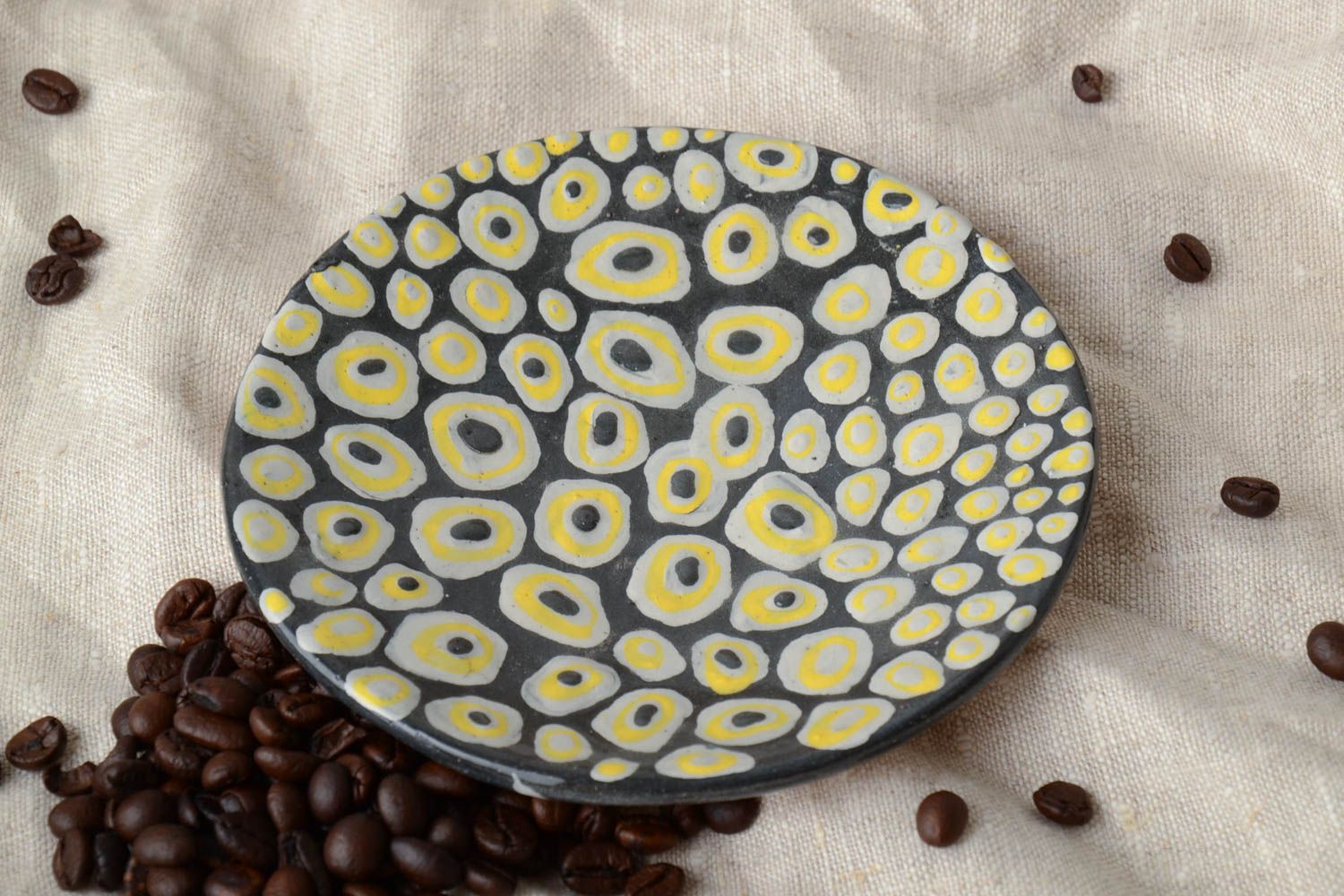 Handmade Keramik Untertasse mit Muster in Schwarz und Weiß klein schön glasiert foto 1