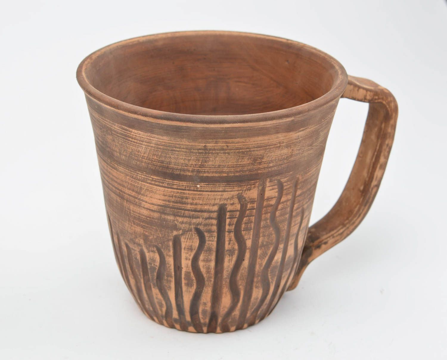 Tasse en céramique brune rayée originale spacieuse faite main cadeau agréable photo 3