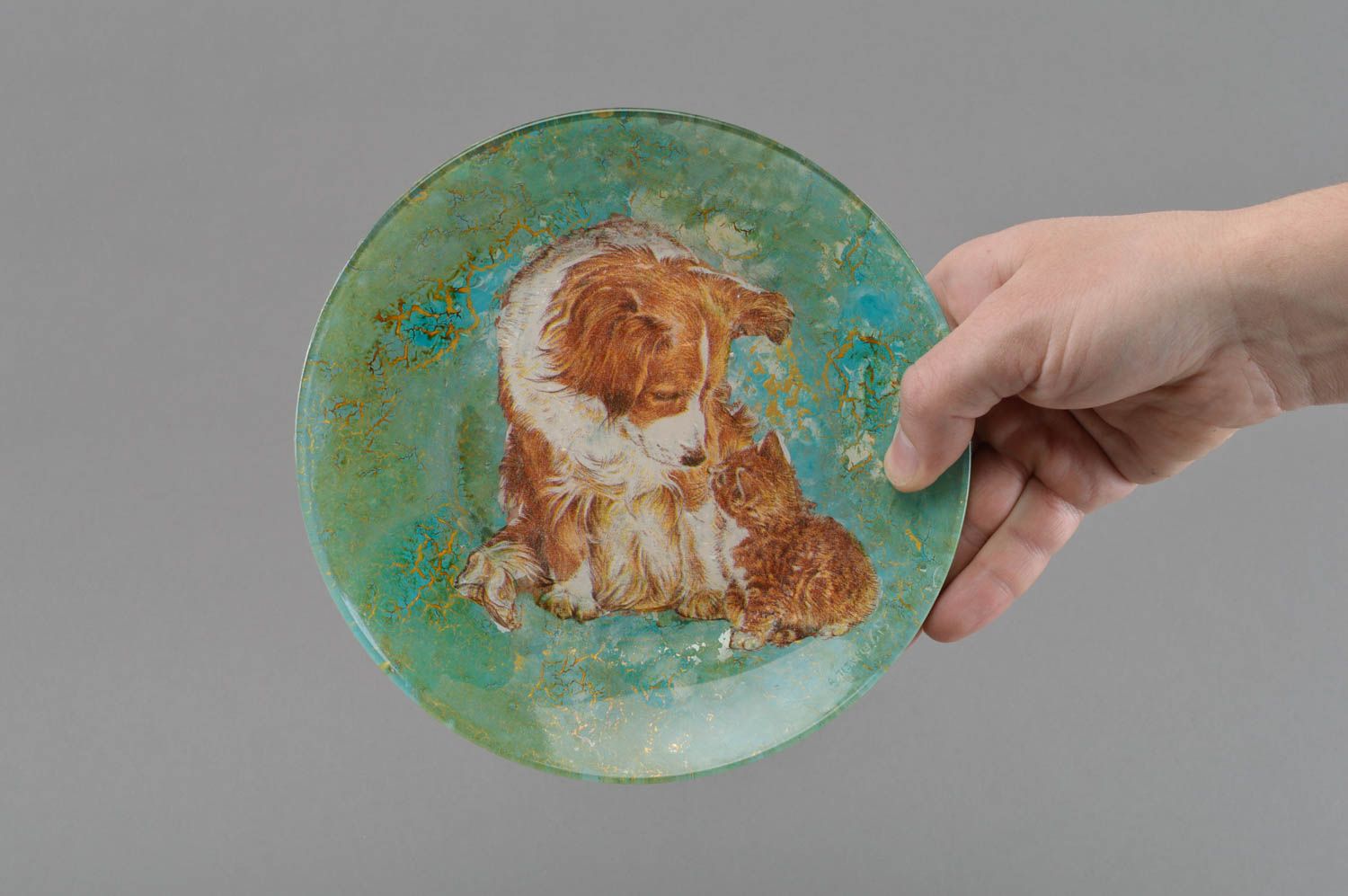Стеклянная тарелка в технике декупаж ручной работы для декора дома Друзья фото 4