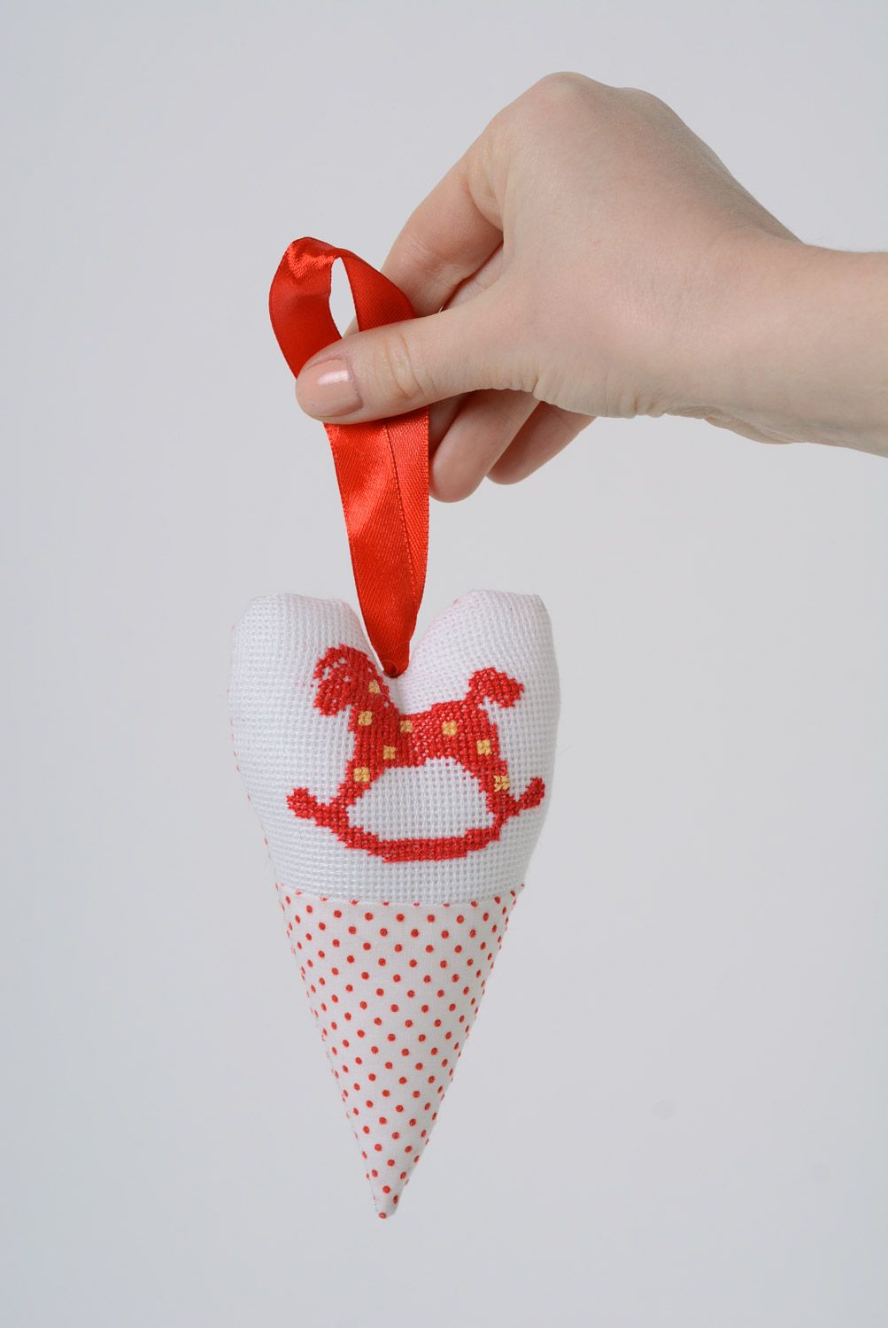 Colgante decorativo hecho a mano de textil con forma de corazón bordado rojo  foto 3