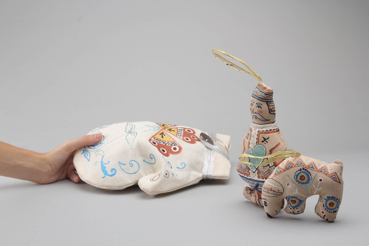Conjunto de brinquedos artesanais de pelúcia feitos de tecidos naturais pintados à mão foto 5