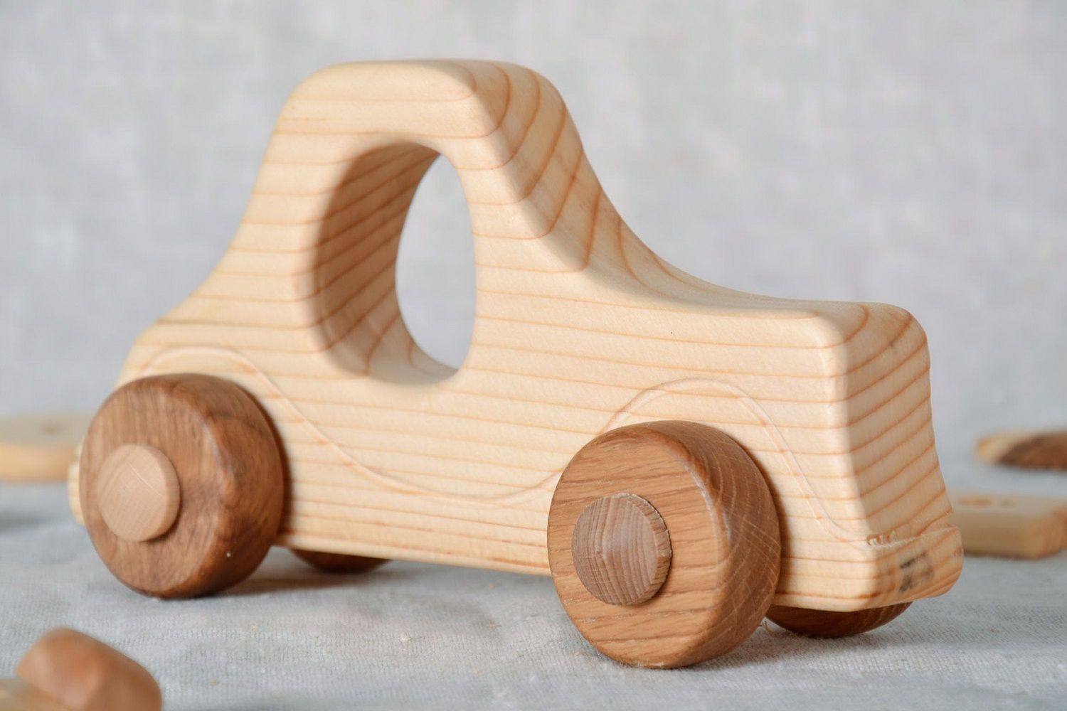 Holzspielzeug Auto foto 2