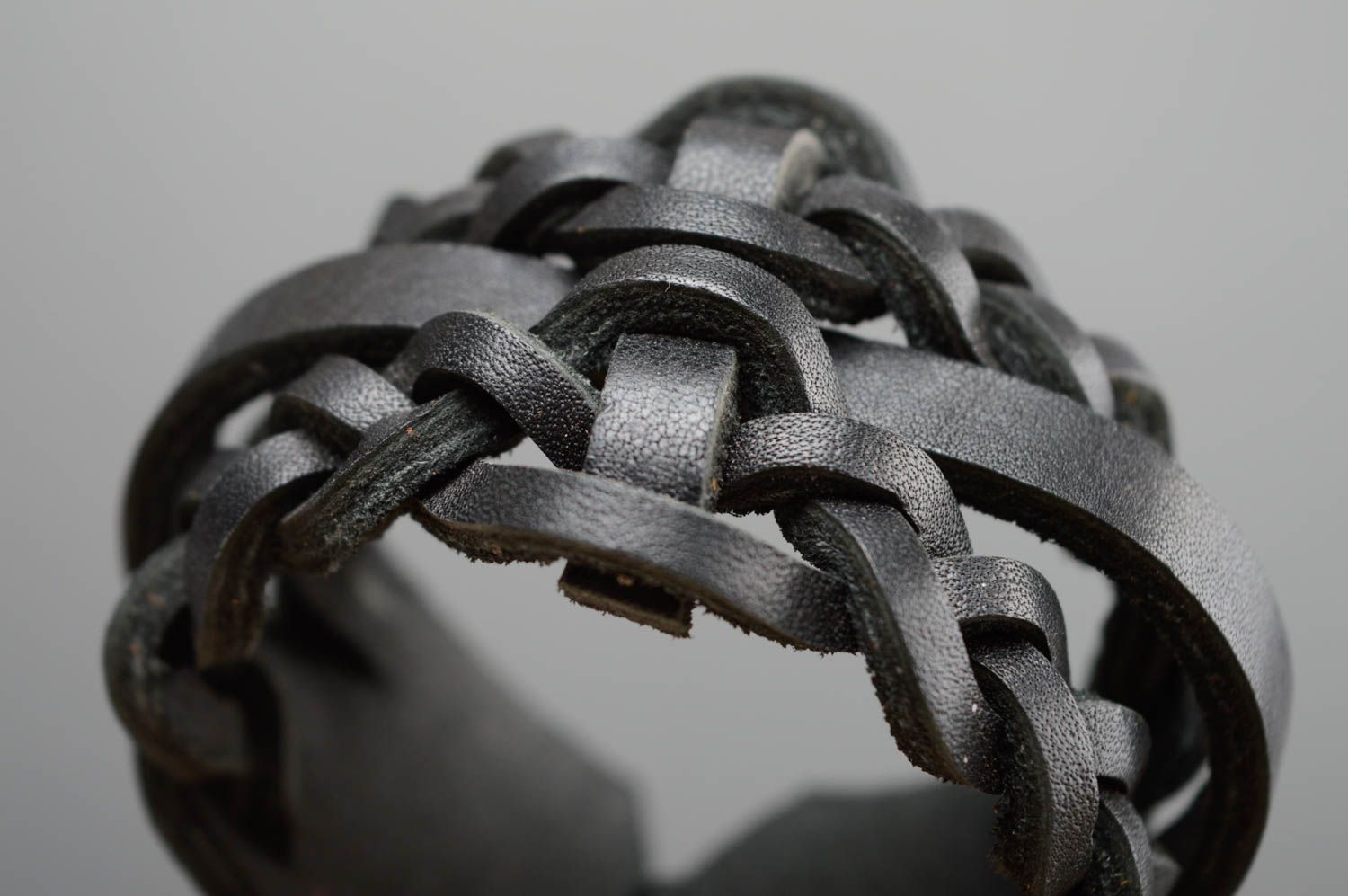 Bracelet tressé en cuir naturel noir large fait main de design pour femme  photo 2