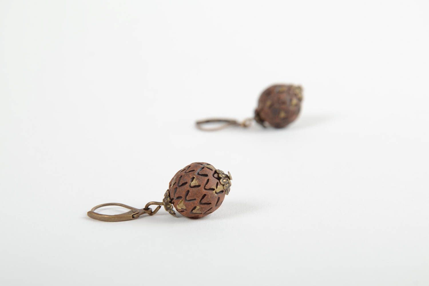 Керамические серьги шарики с английскими застежками ручной работы коричневые фото 4