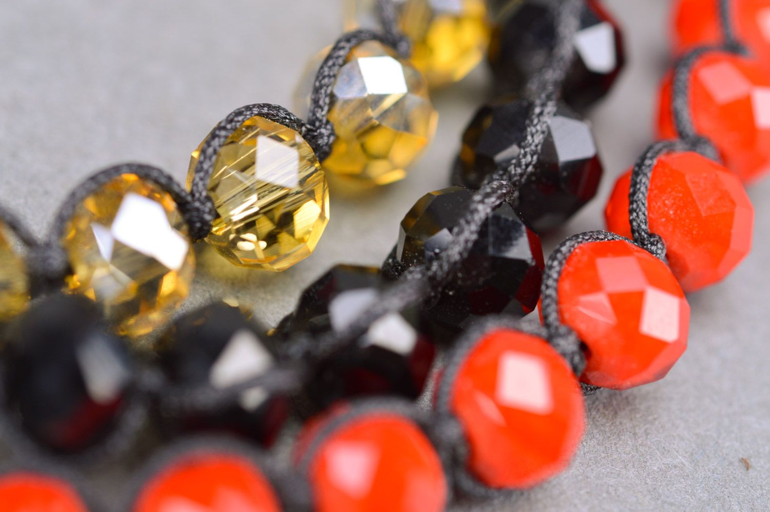 Bracelets faits main en perles fantaisie de couleurs différentes vives 3 pièces photo 4