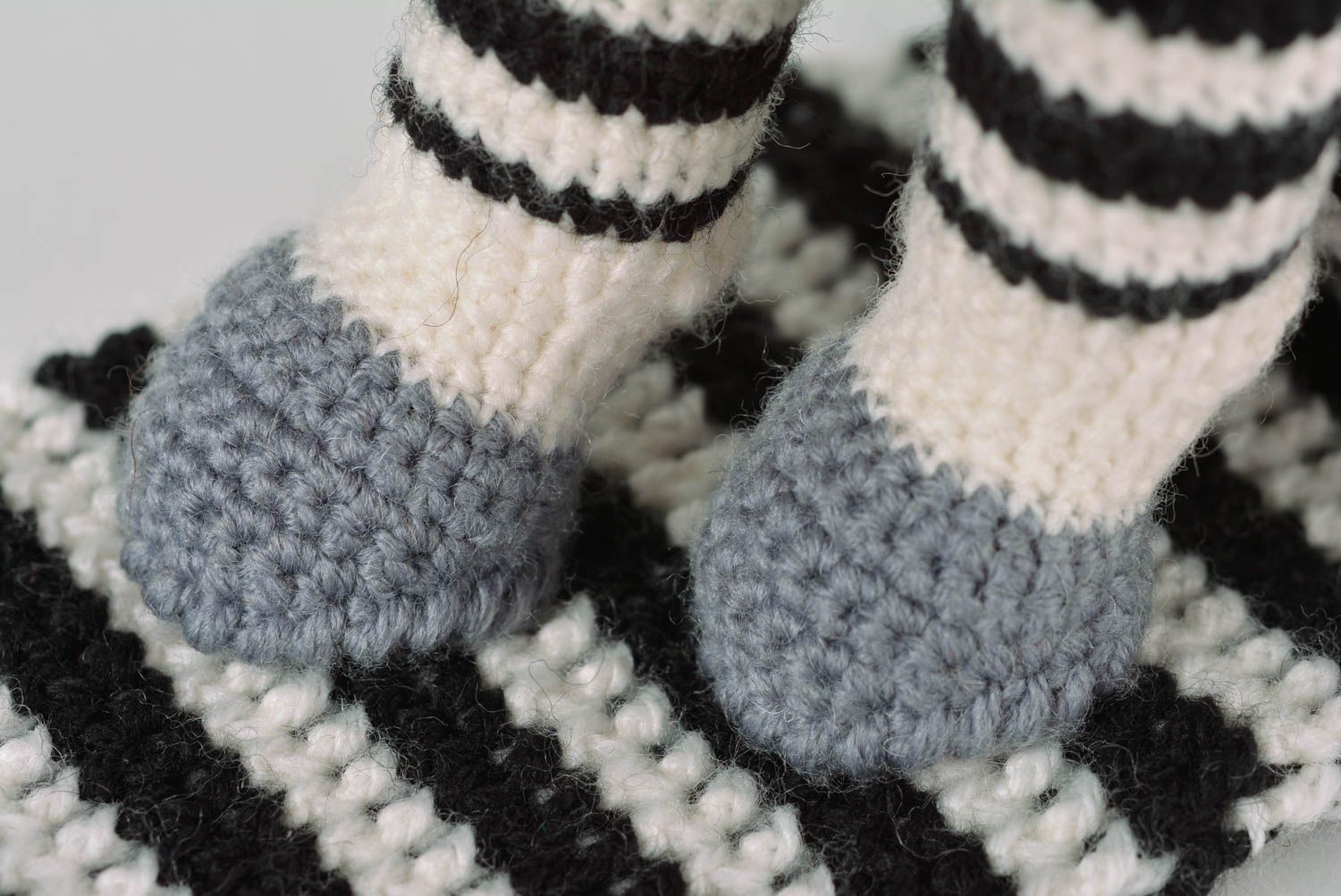 Écharpe tricotée crochet Vêtement enfant fait main rayée zèbre Cadeau original photo 4