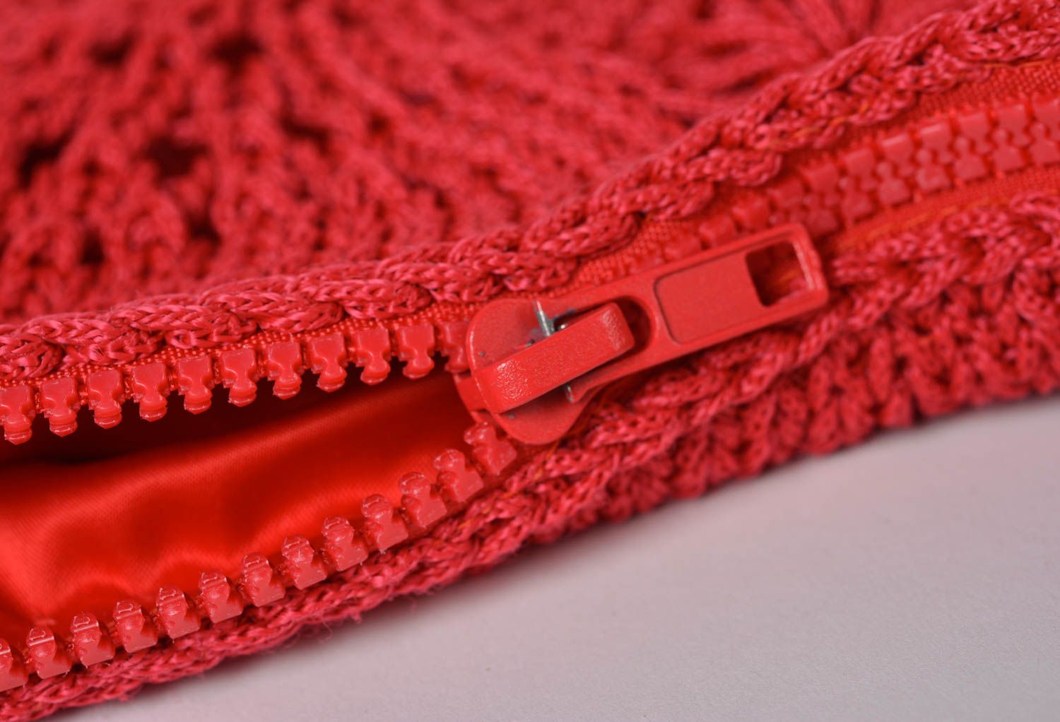 Handgemachte schöne originelle gehäkelte Handtasche in Rot mit Futter foto 5
