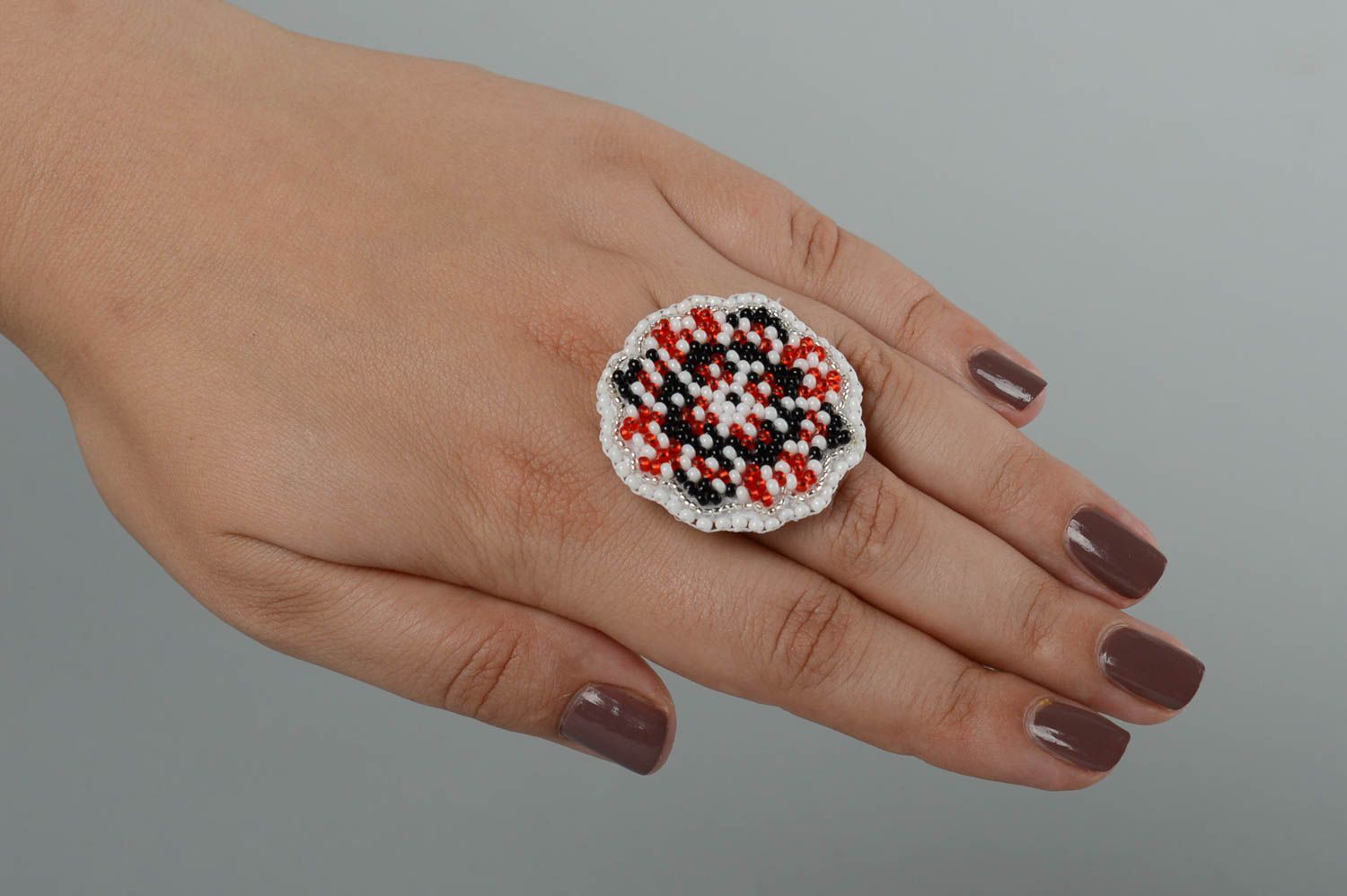 Кольцо ручной работы кольцо из бисера вышитое стильное украшение из бисера фото 5