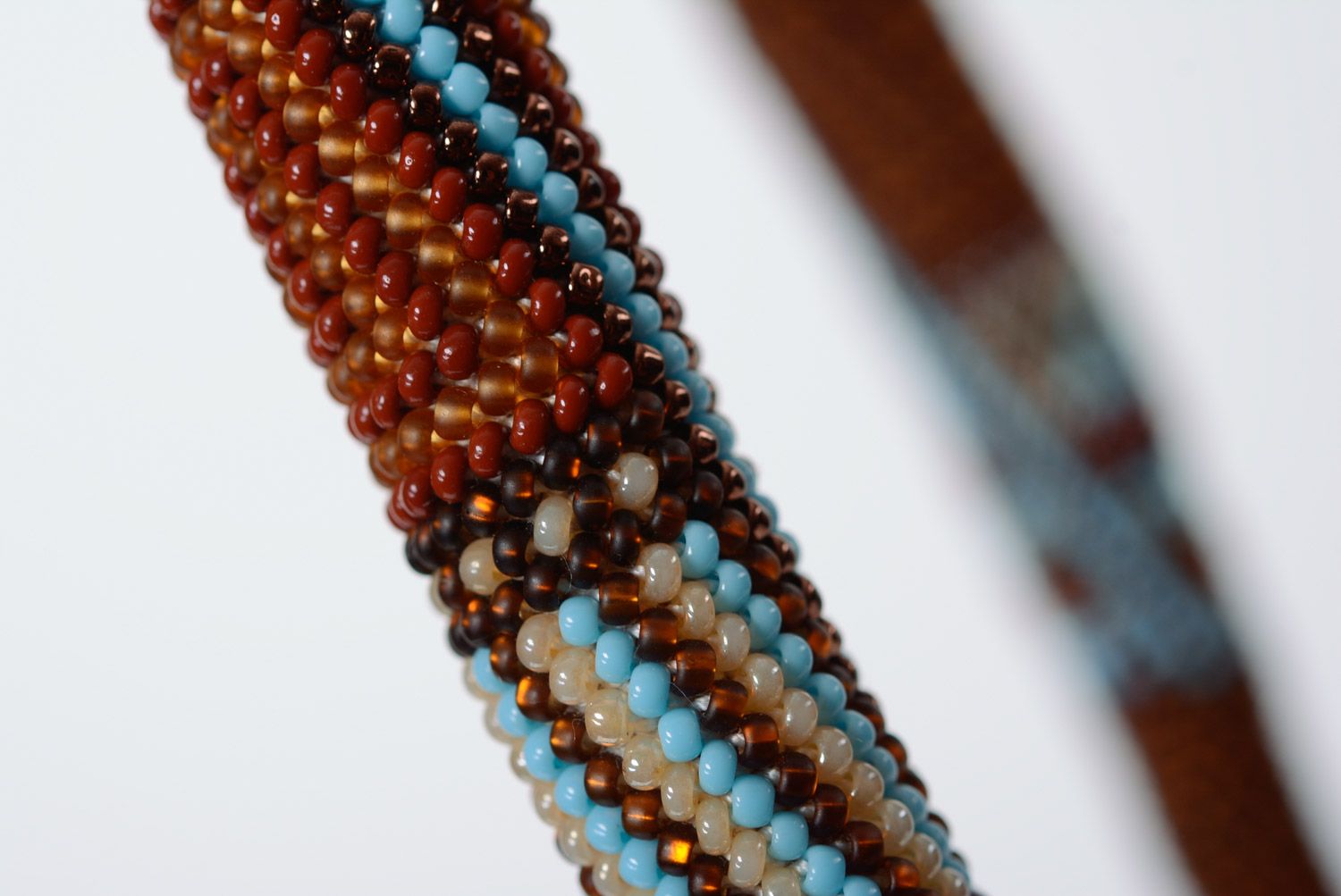 Collier spirale en perles de rocaille avec ornement géométrique fait main photo 5