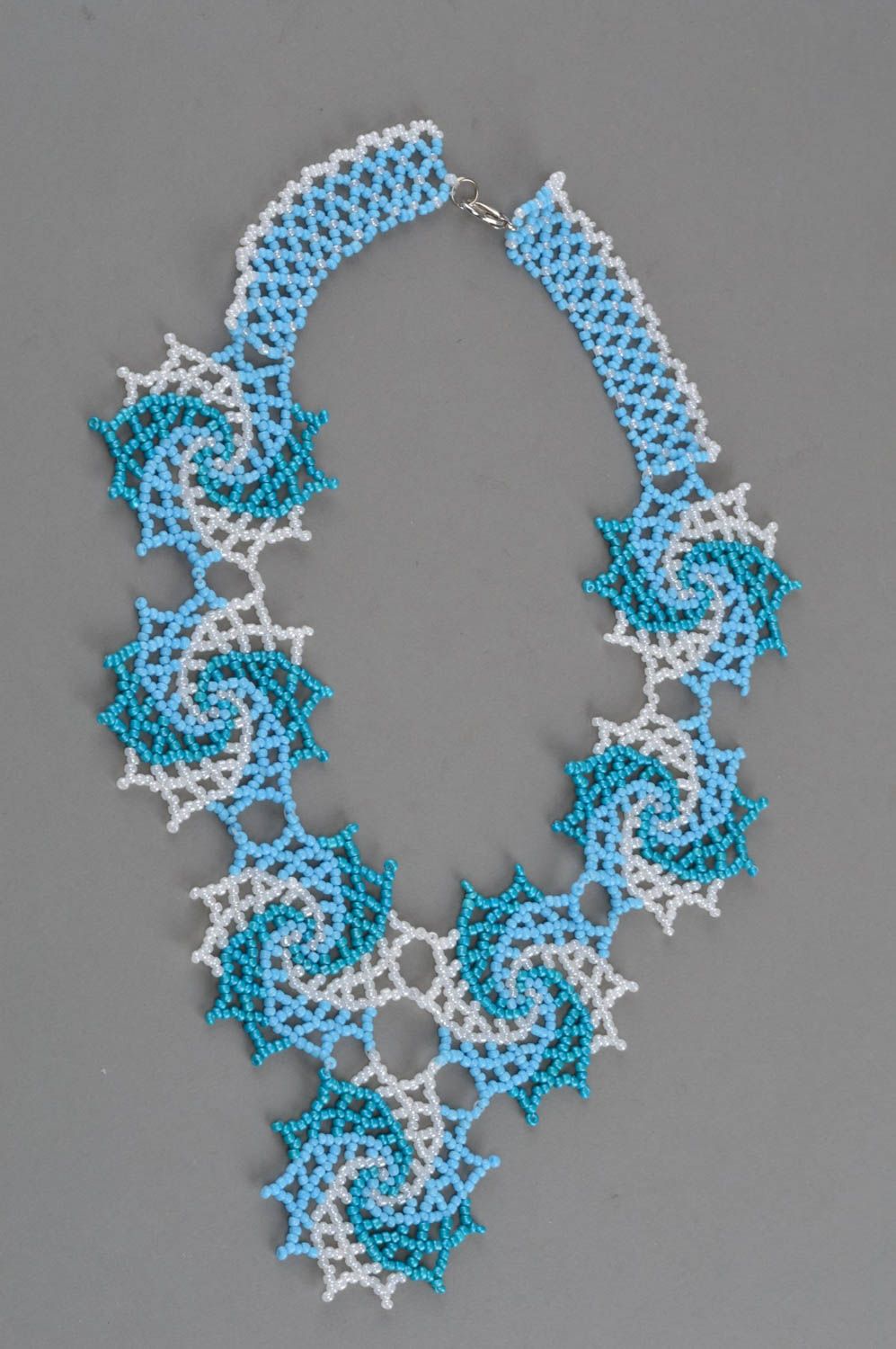 Ожерелье из бисера авторского дизайна голубое с белым красивое ажурное хэнд мейд фото 3