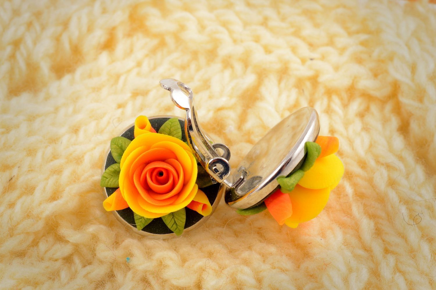 Boucles d'oreilles à clip rondes avec roses jaunes en pâte polymère faites main photo 1