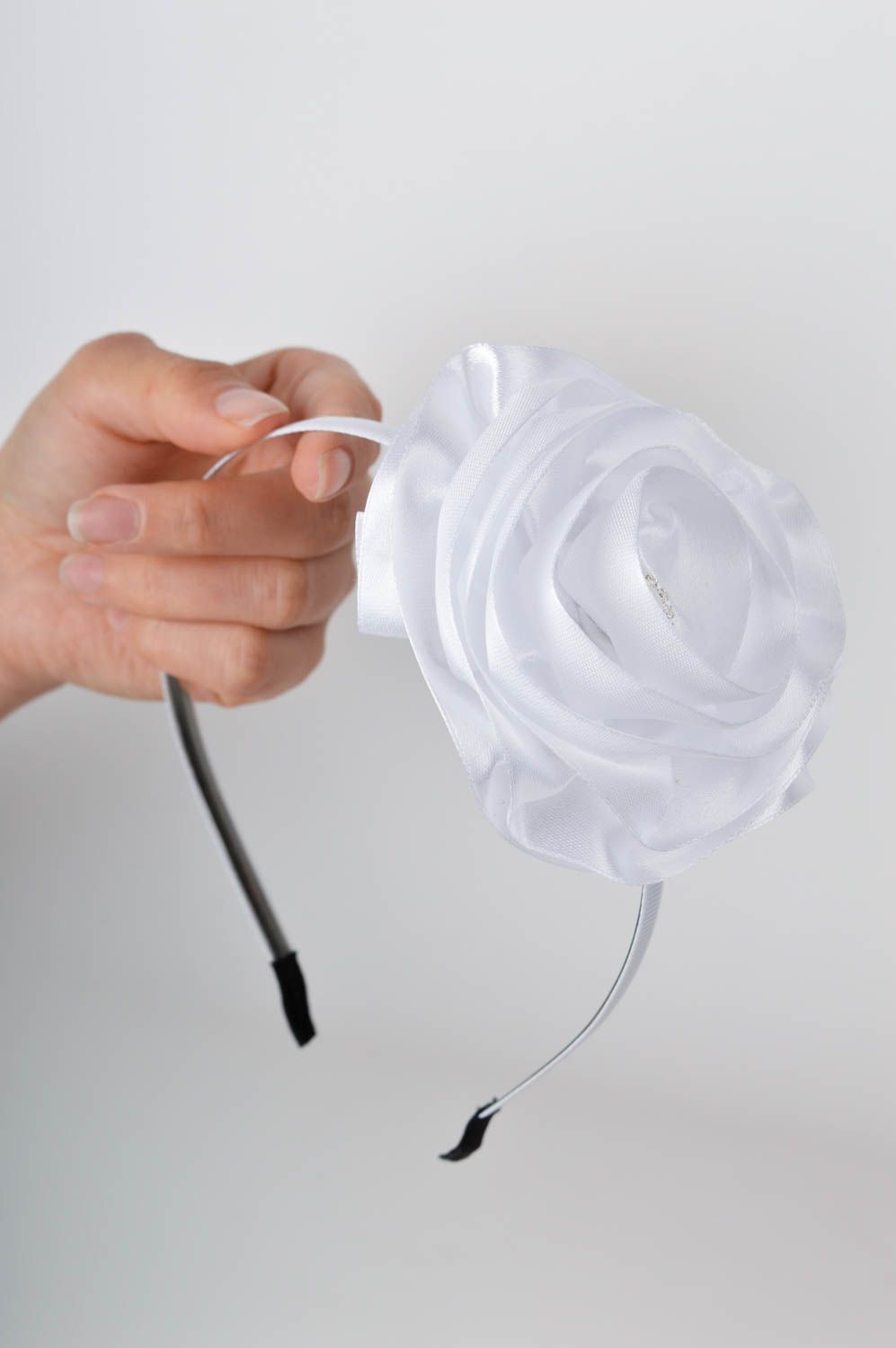 Serre-tête fleur Bijou fait main blanc Accessoire cheveux pour fillette photo 2