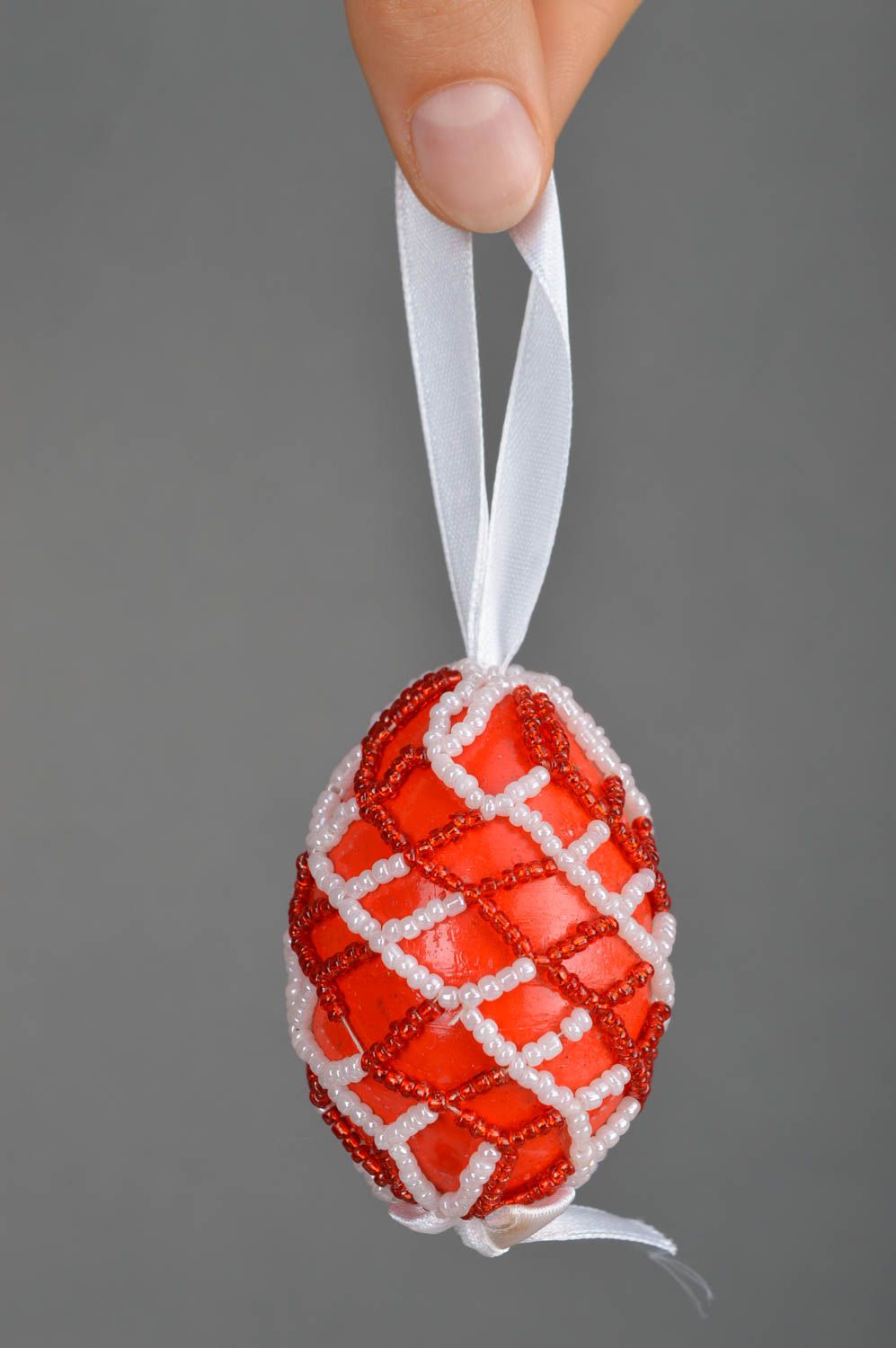 Пасхальное яйцо ручной работы яйцо из бисера пасхальный декор красное авторское фото 5