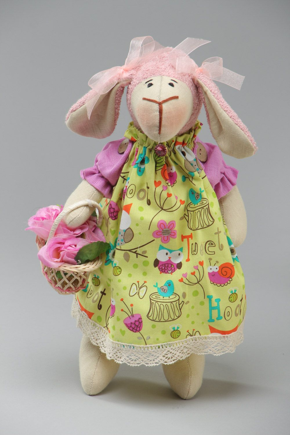 Nettes exklusives Kuscheltier Schaf handmade aus Leinen im Kleid mit einem Korb foto 2