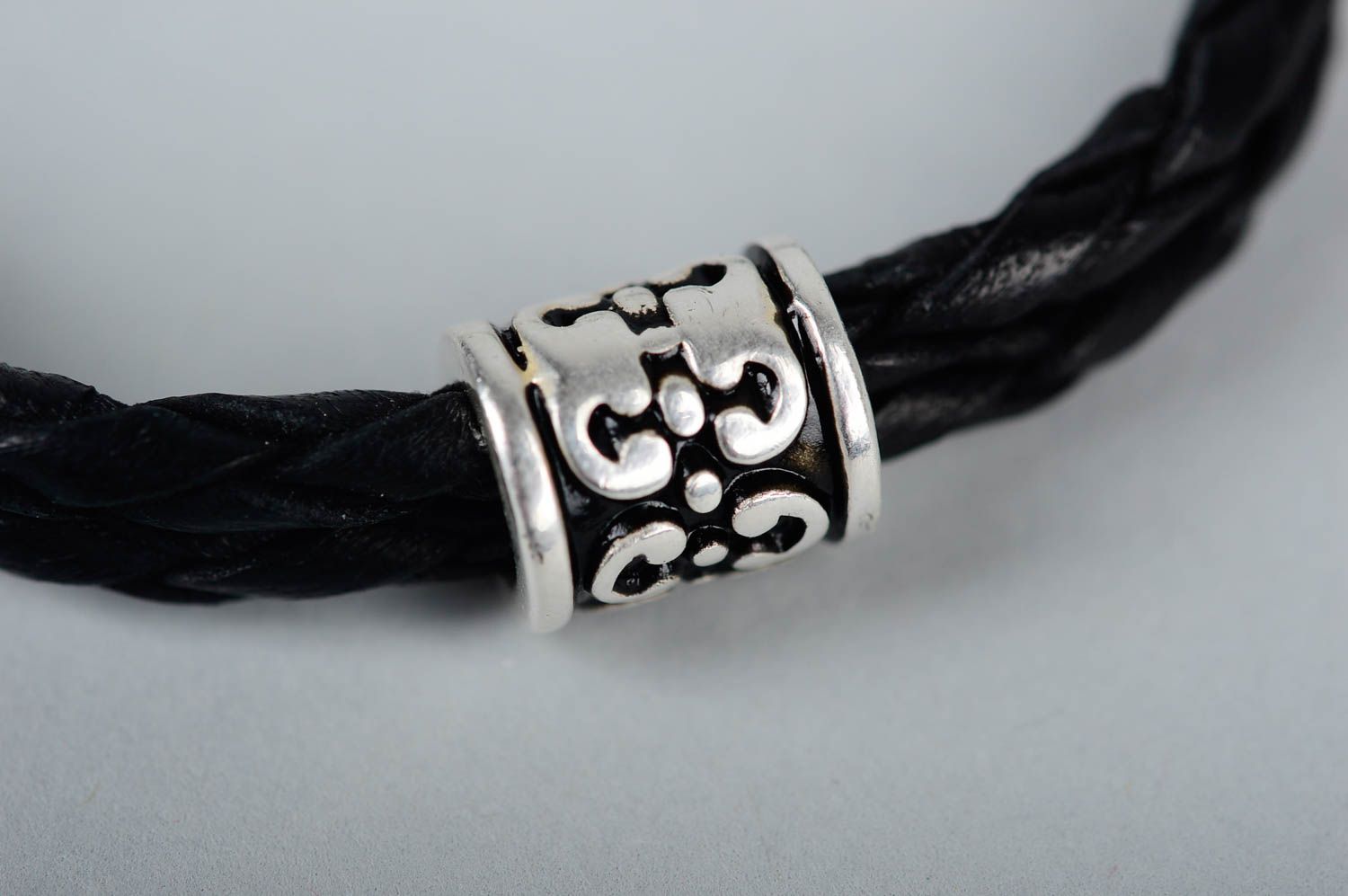 Стильный кожаный браслет ручной работы украшение из кожи черный браслет на руку фото 3