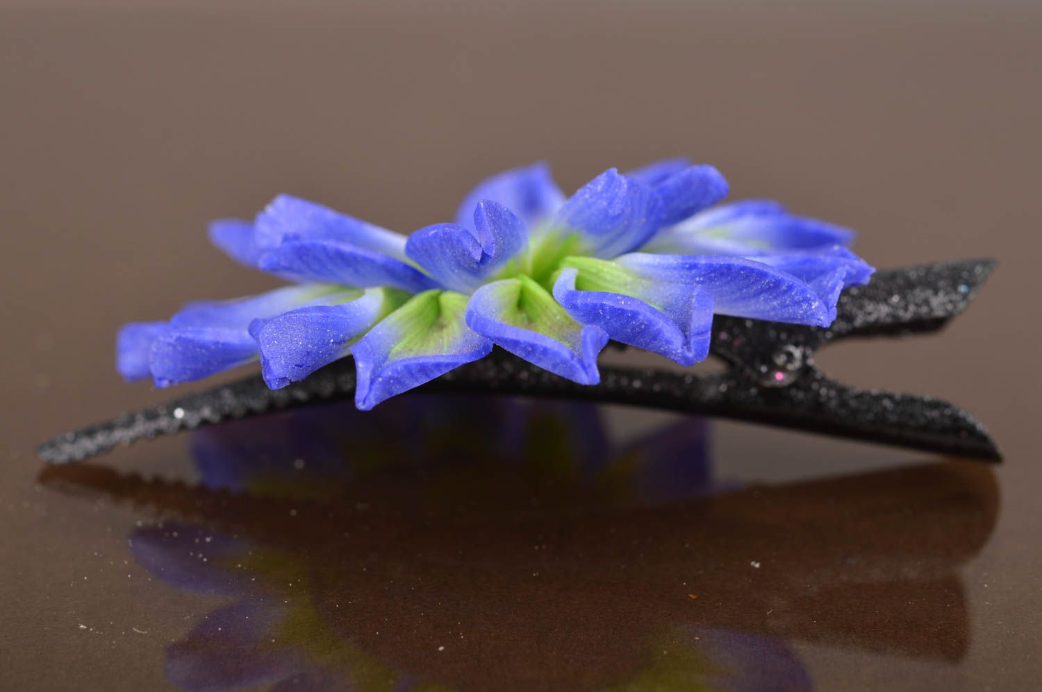 Grande pince à cheveux avec fleur bleue en pâte polymère et métal faite main photo 4