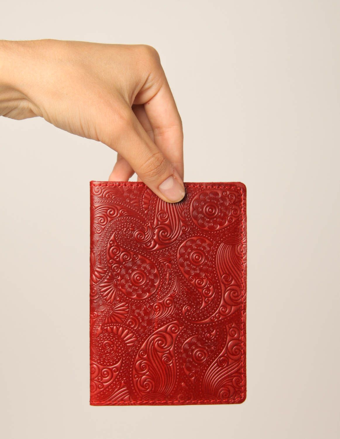 Оригинальный подарок хенд мейд аксессуар из кожи красная обложка на паспорт фото 2