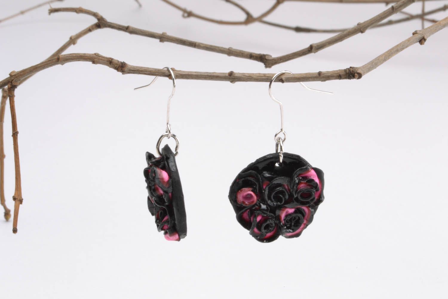 Boucles d'oreilles fait main noires et roses en pâte polymère  photo 1