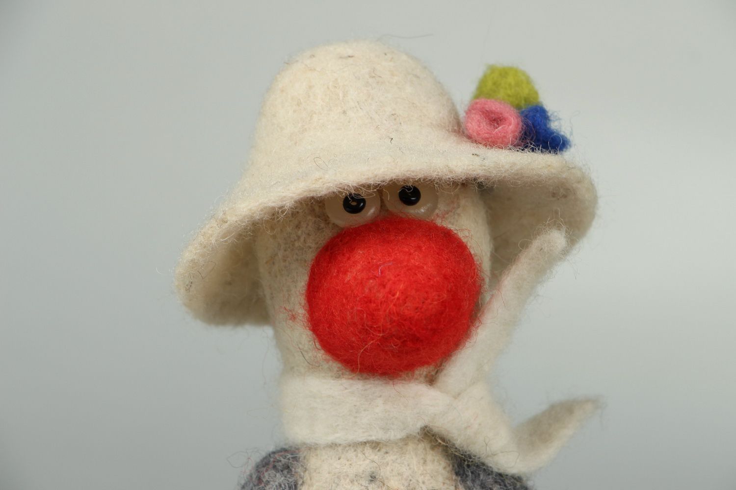 Brinquedo de lã Pássaro no chapéu foto 2
