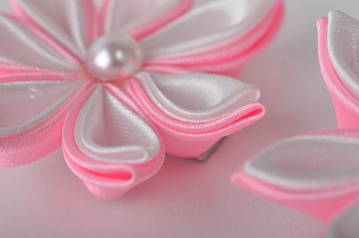 Haarspangen Set handgemachter Schmuck Haarspangen für Mädchen 2 Stück rosa weiß foto 4